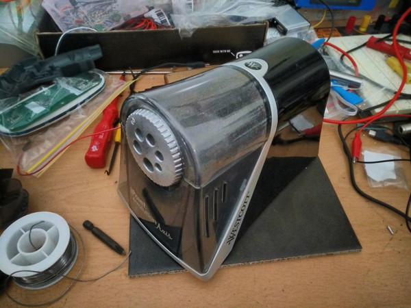 Electric pencil sharpener